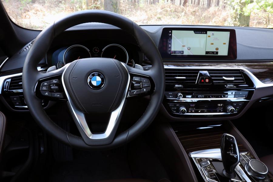 Торпедо BMW 520d xDrive Sedan Luxury Line 2017 года  (WW) (фото 8 из 21)